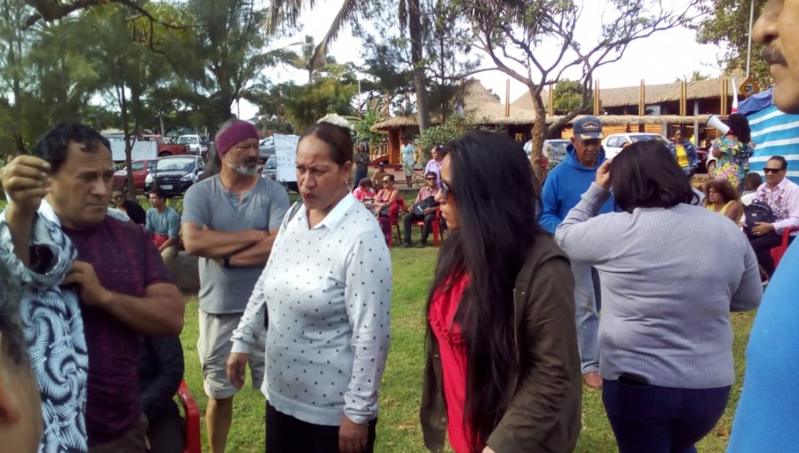 Con manifestaciones por presuntas irregularidades en Parque Rapa Nui recibieron al intendente de Valparaíso