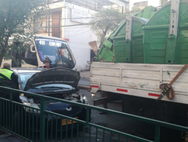 Dos lesionados deja colisión por alcance entre colectivo y camión del municipio de Viña