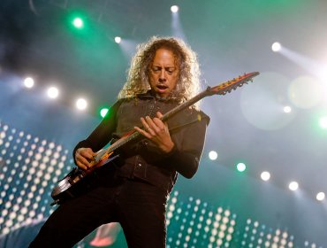 Guitarrista de Metallica se resbaló y cayó en pleno show de la banda en Italia