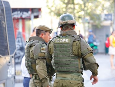 Dos extintores a las afueras de Impuestos Internos de Providencia movilizaron al GOPE