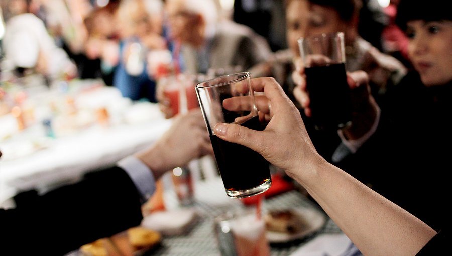 Estudio ubica a Chile dentro de los 50 países que más consumen alcohol en el mundo