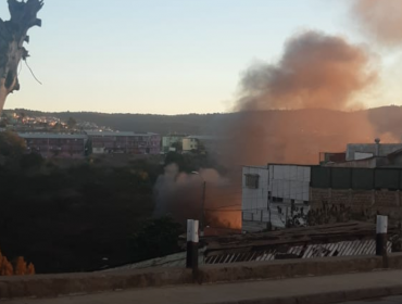 Incendio destruyó una vivienda en el cerro Los Placeres de Valparaíso: cinco damnificados