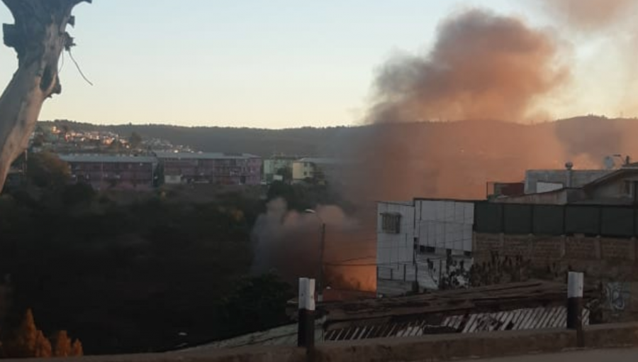 Incendio destruyó una vivienda en el cerro Los Placeres de Valparaíso: cinco damnificados