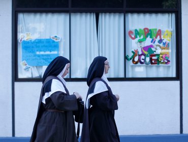 Dos monjas fueron víctimas de violento portonazo en Viña del Mar: casi atropellan a una