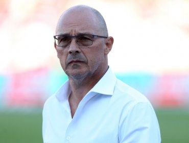 Aseguran que Alfredo Arias excluyó a Johnny Herrera para complacer a la dirigencia