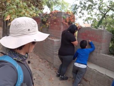 Turista coreano increpó a familia chilena que rayaba muro del cerro Santa Lucía