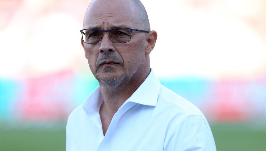 Aseguran que Alfredo Arias excluyó a Johnny Herrera para complacer a la dirigencia