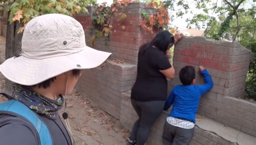 Turista coreano increpó a familia chilena que rayaba muro del cerro Santa Lucía