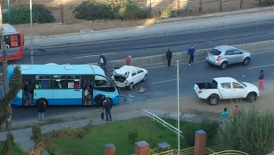 Colisión entre microbús y cuatro vehículos menores deja siete lesionados en Viña del Mar