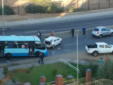 Colisión entre microbús y cuatro vehículos menores deja siete lesionados en Viña del Mar