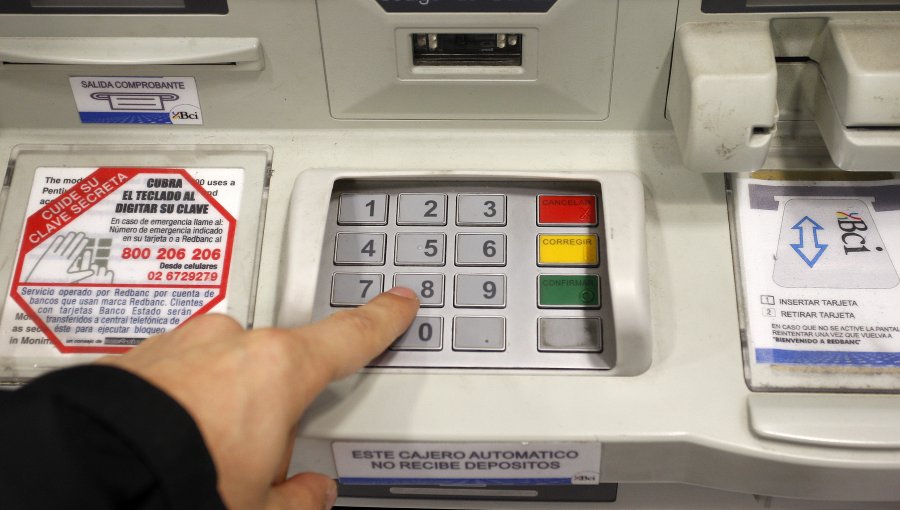 Detienen a clonadores mientras retiraban skimmer de un cajero automático