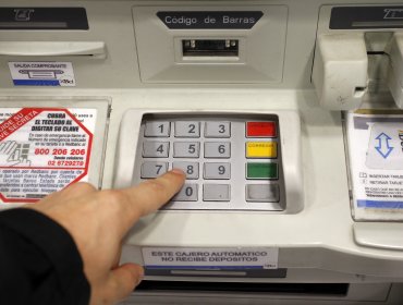Detienen a clonadores mientras retiraban skimmer de un cajero automático