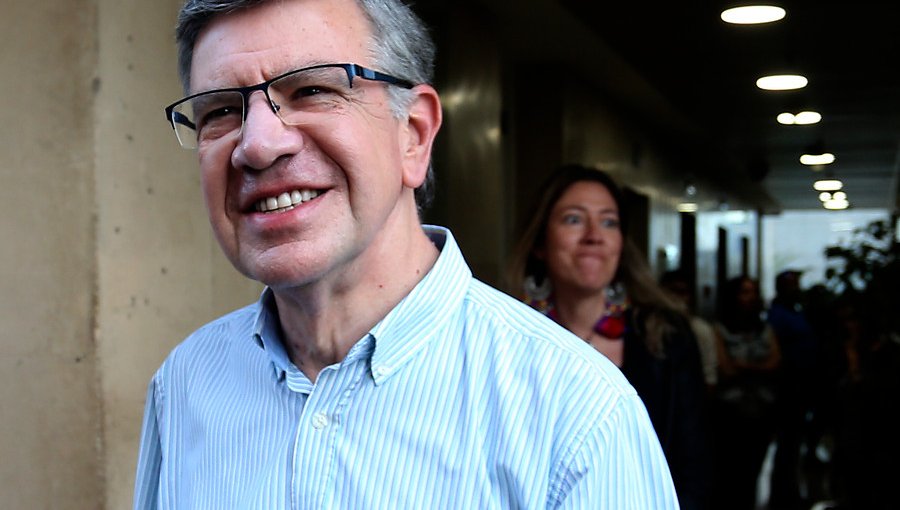 Joaquín Lavín sigue liderando ranking de personajes políticos, según la encuesta Cadem