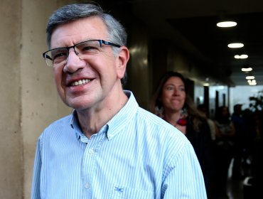 Joaquín Lavín sigue liderando ranking de personajes políticos, según la encuesta Cadem