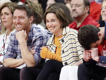 La gran sorpresa que se llevó Emilia Clarke durante partido de la NBA