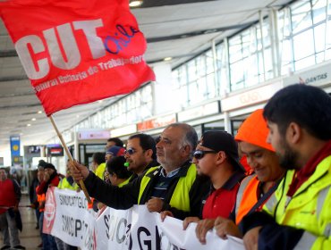 Trabajadores en huelga de Swissport cortaron accesos del aeropuerto durante la madrugada