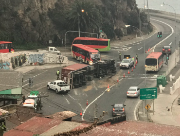 Camión se salió de su pista y terminó volcando frente a la caleta El Membrillo de Valparaíso