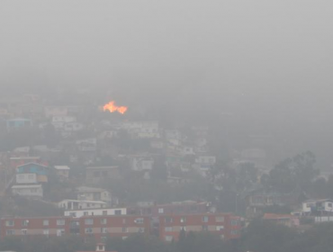 Incendio consume tres viviendas en el cerro Jiménez de Valparaíso