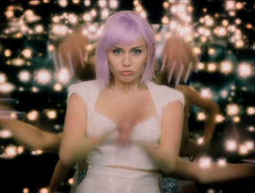 Estrenan primer tráiler de «Black Mirror» con Miley Cyrus de protagonista