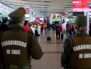 Detienen a 11 manifestantes por protesta en el Aeropuerto de Santiago