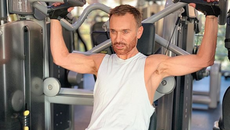 Por sólo $1.600: Jordi Castell se aplicó radical cambio de look en su rostro