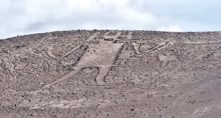 Detienen a dos ciudadanos italianos por caminar sobre el “Gigante de Tarapacá”