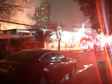 Remoción de escombros tras incendio culmina con el hallazgo de un cadáver en vivienda de Ñuñoa
