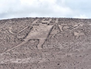 Detienen a dos ciudadanos italianos por caminar sobre el “Gigante de Tarapacá”