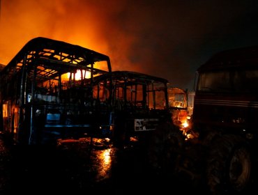 Incendio en estacionamiento de Pullman Bus consumió cinco máquinas en Estación Central