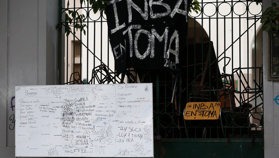 Carabineros desalojó el INBA y entregó nombres de alumnos involucrados a la fiscalía