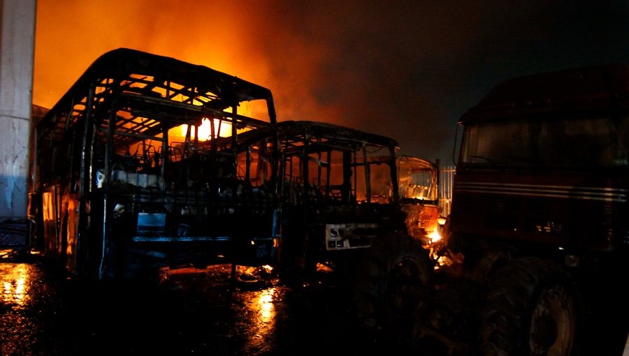 Incendio en estacionamiento de Pullman Bus consumió cinco máquinas en Estación Central