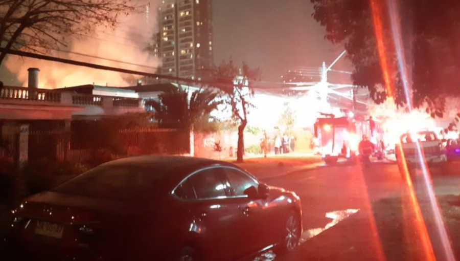 Remoción de escombros tras incendio culmina con el hallazgo de un cadáver en vivienda de Ñuñoa