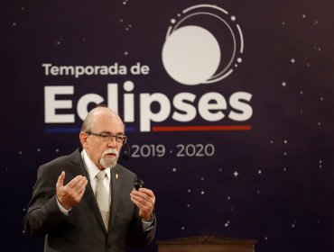 Astrónomo José Maza realizó exposición en La Moneda sobre el próximo eclipse solar