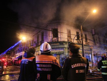 Incendio y posterior derrumbe afectó a dos locales comerciales en Valparaíso