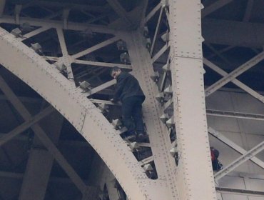 Luego de seis horas, la Policía de París logró detener a sujeto que escaló la torre Eiffel