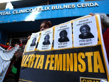 Organización defensora de migrantes protestó en hospital Félix Bulnes por muerte de Rebeka Pierre