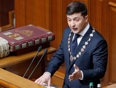 El comediante Volodimir Zelenski asumió la Presidencia de Ucrania y de inmediato disolvió el Parlamento