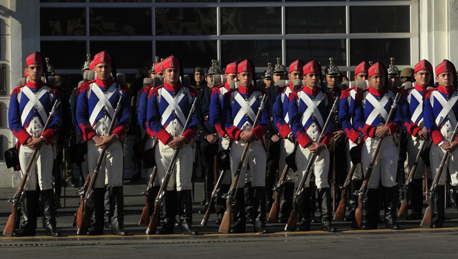 Con trajes de la Guerra del Pacífico marinos encabezaron desfile en Valparaíso