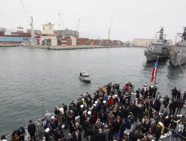 Piñera lanzó florida bandera chilena al mar como ofrenda a Prat y sus hombres