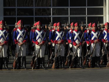 Con trajes de la Guerra del Pacífico marinos encabezaron desfile en Valparaíso