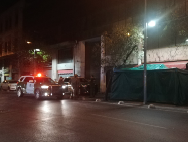 Investigan muerte de hombre en la vía pública de Santiago: habría fallecido por hipotermia