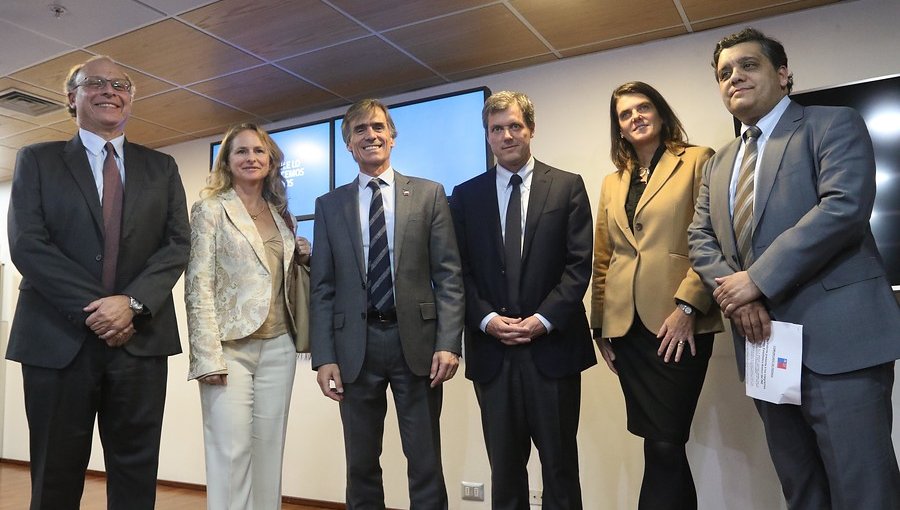 Ministro de Economía presentó a miembros del Consejo Consultivo que asesorará al INE