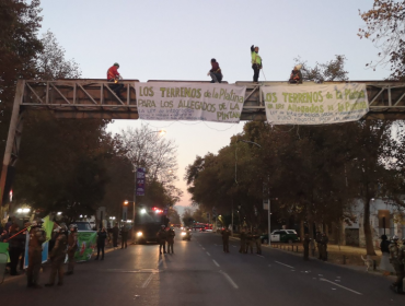 Manifestantes se subieron a señalética y cortaron el tránsito en Vicuña Mackenna