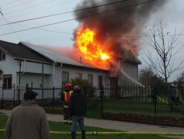 Bombero resultó electrocutado durante combate de incendio en iglesia de Frutillar