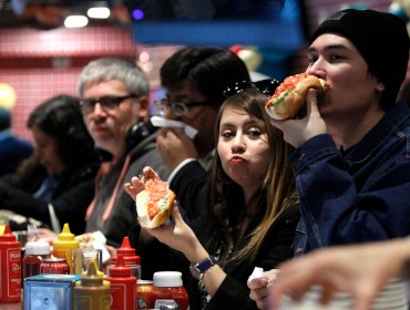 Día del completo: Experto calificó el sandwich como "un emblema de Chile"