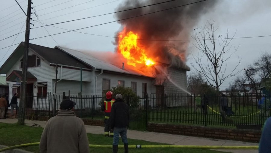 Bombero resultó electrocutado durante combate de incendio en iglesia de Frutillar