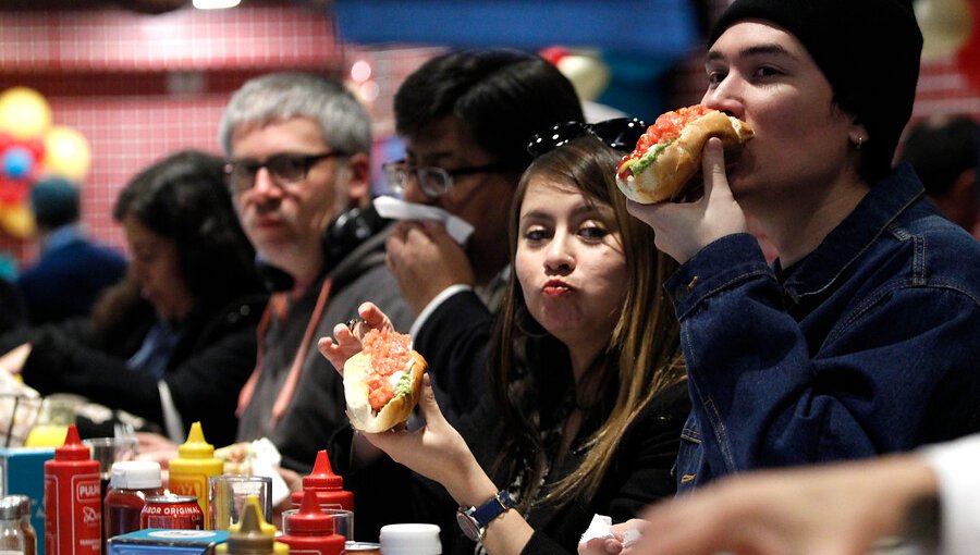 Día del completo: Experto calificó el sandwich como "un emblema de Chile"