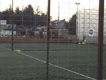 Desconocidos quemaron canchas de centro deportivo en Reñaca: dejaron bidón con bencina