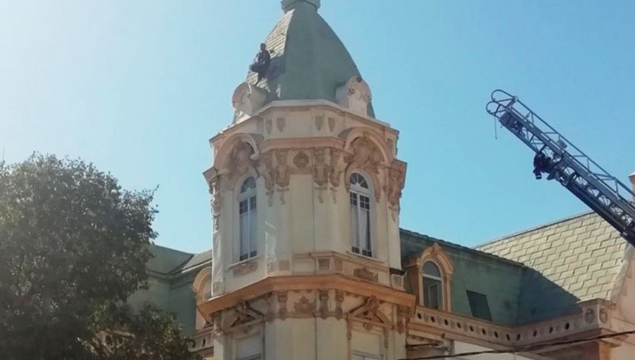 Mujer escaló a cúpula de hotel y generó amplio operativo policial en Viña