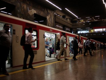 Metro de Santiago informa normalización de servicio tras una hora de suspensión en Línea 1